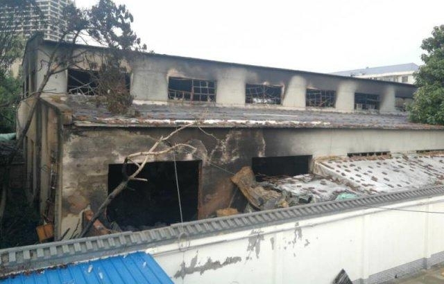 危急!紧邻加油站的仓库着火了……