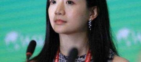 马云背后的女人,不是老婆是她!29岁跟随马云,身家百亿至今单身