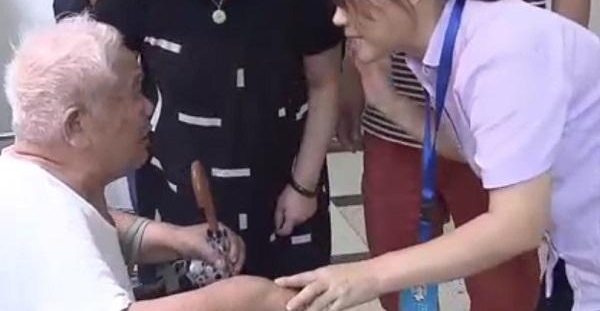 老伯负气出门不认回家路 杨浦救助站帮其找到家人
