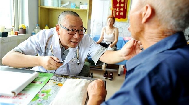 村医双腿残疾 却守护乡亲健康30年