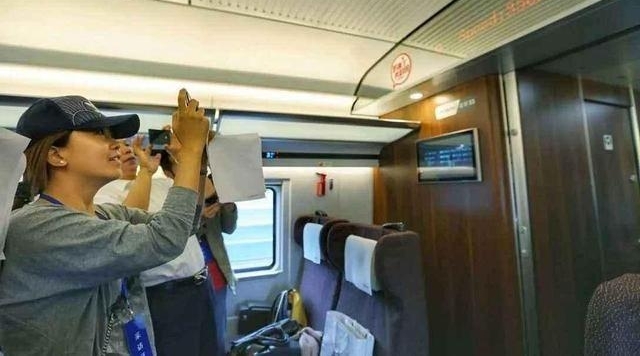 印度土豪来中国旅游:不选头等舱,而是选择坐这个,坐完连连称赞