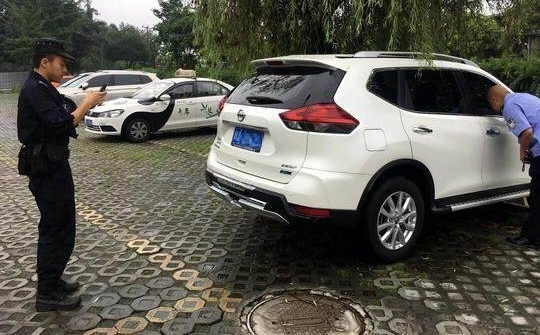 车上贴“警察叔叔看不见我”,警察表示:早盯上你了