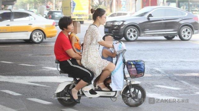 电动车带孩子 不负责的家长行为 路口探访四个红绿灯 遇到 10 位“危险驾驶父母”