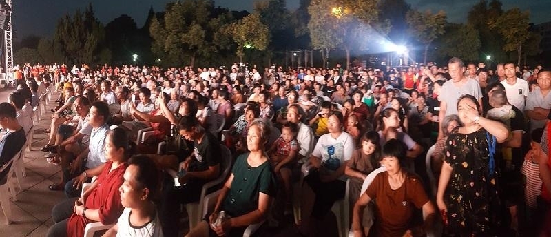 �����ⳡ���������ϣ�������������Ů���Ĺ������˶���