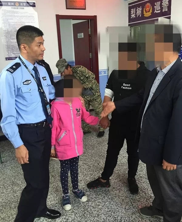 10��Ů��������ĸ����תѧ���������ſڿ��� �񾯣���������