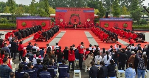 郑州38对铁路职工举行汉式集体婚礼