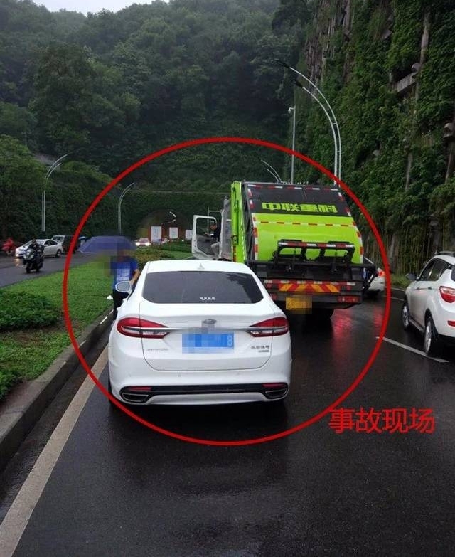 泸州忠山隧道口环卫车和小轿车发生擦挂致沱二桥严重拥堵
