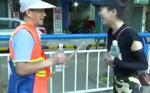 �����ż�����ƽ��ɽһ����11��ע���Ȯ���� ����ͬһ����ҧ�ˡ���