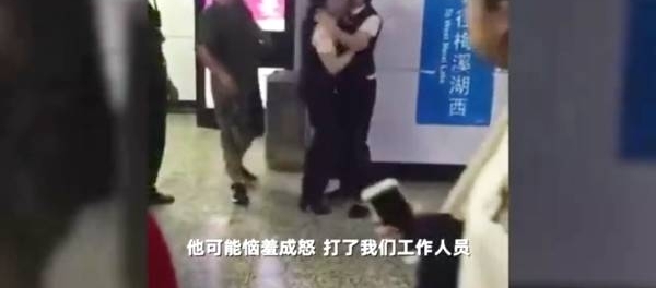 ���ӵ������̣�һ�����Ů������Ա�ȵ��ڵأ����ѣ�������ľͷ��