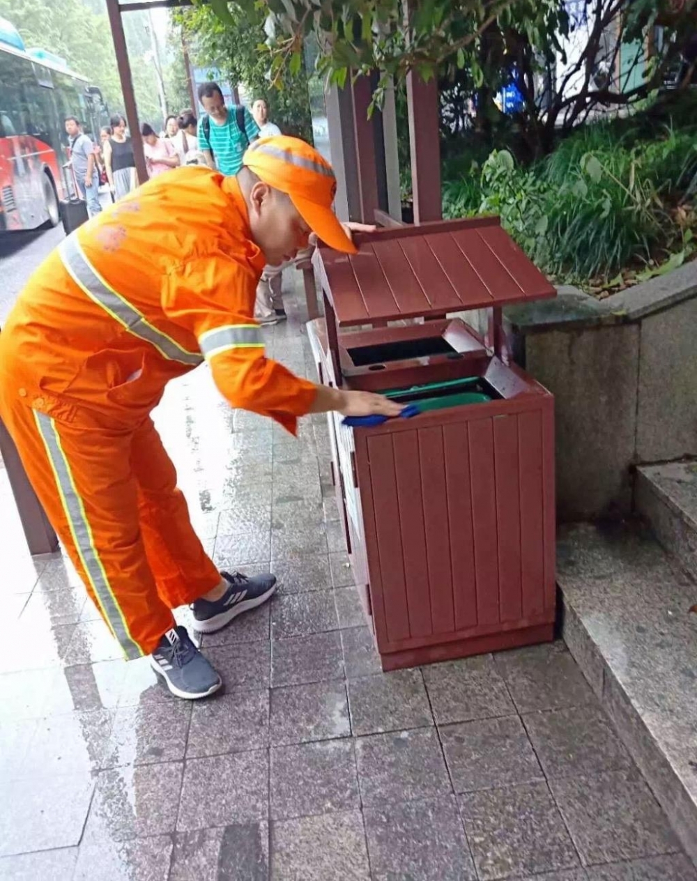 万家团圆的日子 杭州西湖边有一群人这样过中秋...