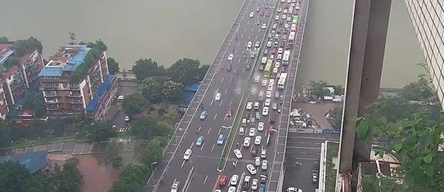 泸州忠山隧道口环卫车和小轿车发生擦挂致沱二桥严重拥堵