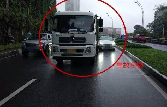 泸州忠山隧道口环卫车和小轿车发生擦挂致沱二桥严重拥堵
