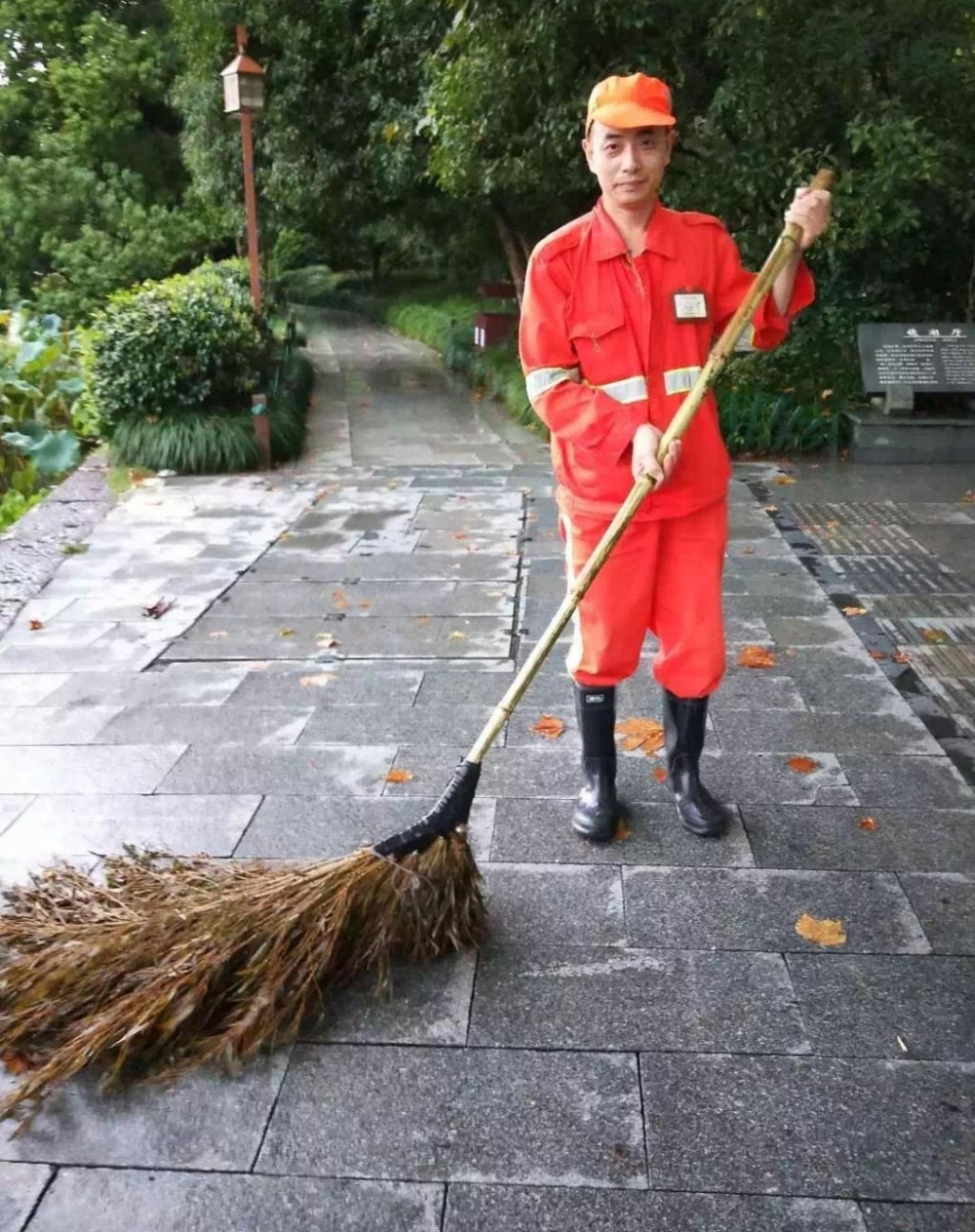 万家团圆的日子 杭州西湖边有一群人这样过中秋...