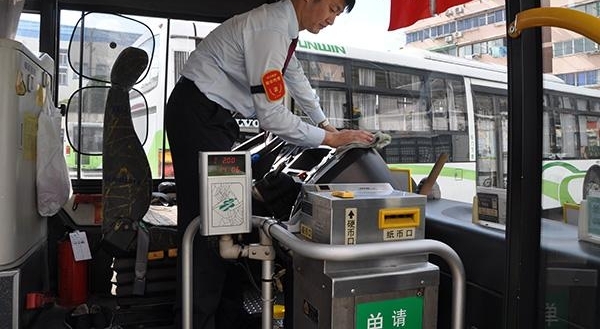 申城先锋|劳模公交驾驶员方进:感谢乘客经过他的世界