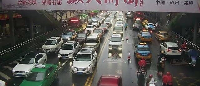 泸州忠山隧道口环卫车和小轿车发生擦挂致沱二桥严重拥堵