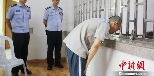 ����ǰϦ ����һ������Ա��Ƶ̽������ϵĸ���
