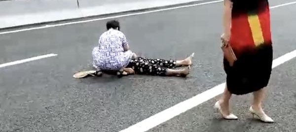 ���������·�ϼ���� û�뱻ײ��һ������