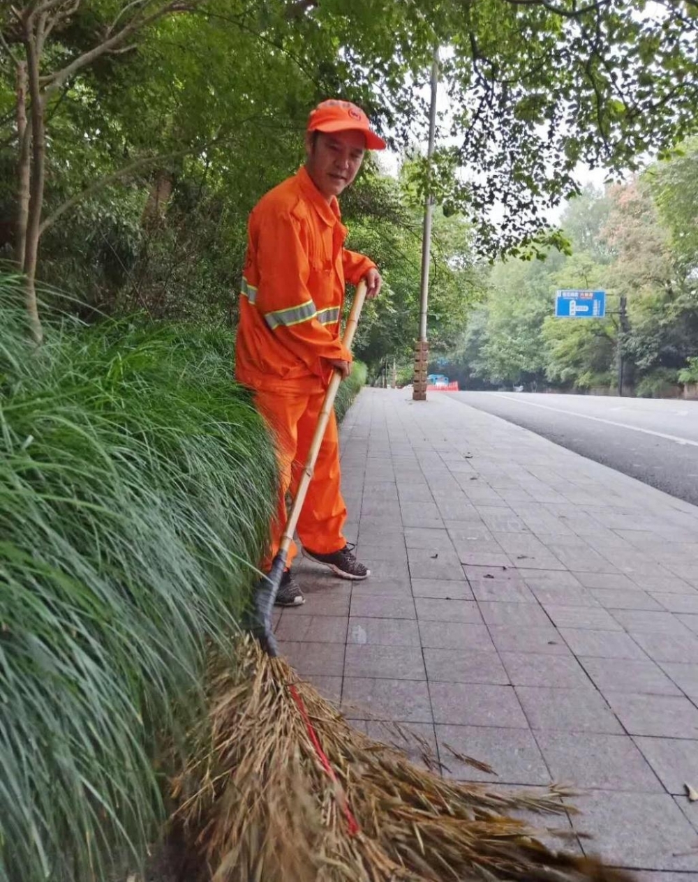 万家团圆的日子 杭州西湖边有一群人这样过中秋...
