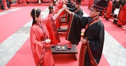 郑州38对铁路职工举行汉式集体婚礼