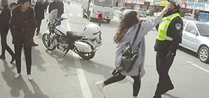 ����������飬����Ů˾���³�����һ���ƣ���������֤Ҳ�����㿴