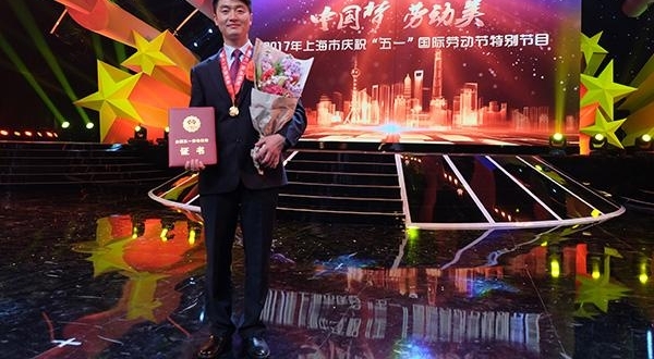 申城先锋|劳模公交驾驶员方进:感谢乘客经过他的世界