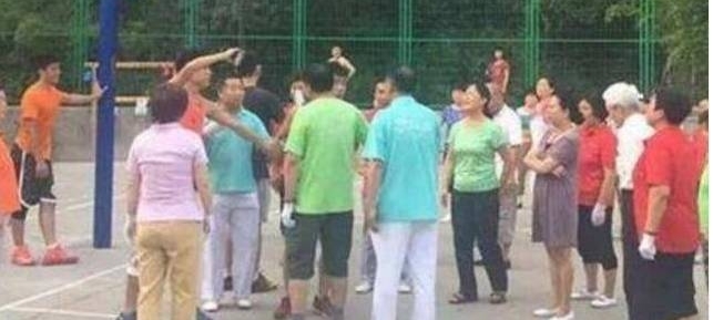 �ɷ�Ȱ��Ť���裬�⼸ʮ����Χ����ͻ���Ĺ������
