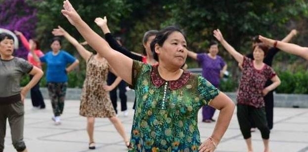 �ɷ�Ȱ��Ť���裬�⼸ʮ����Χ����ͻ���Ĺ������