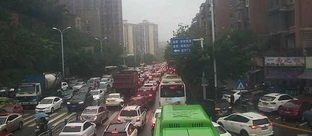 泸州忠山隧道口环卫车和小轿车发生擦挂致沱二桥严重拥堵