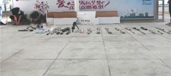 徐州警方破获重大网络贩枪案 :枪支藏进天花板