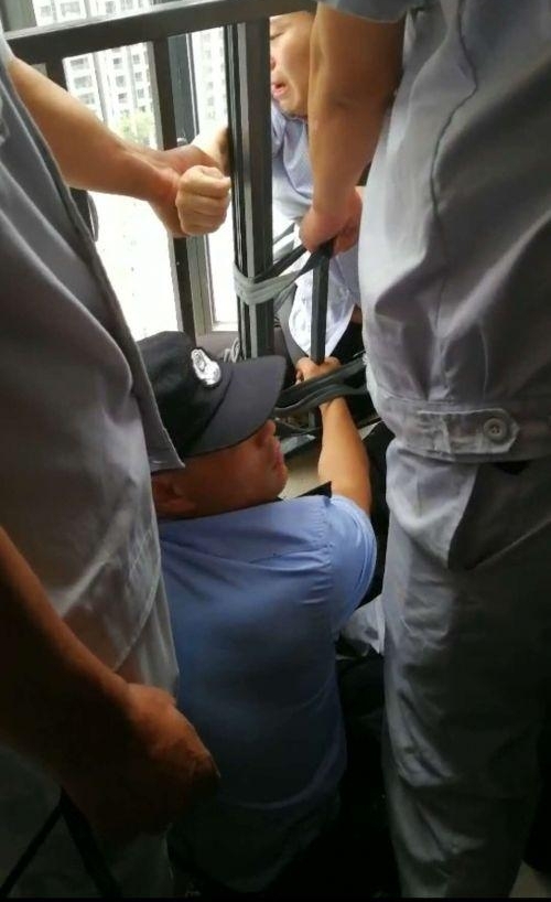 ֣����һ����Сʱ������ ʮ��¥����Ů���