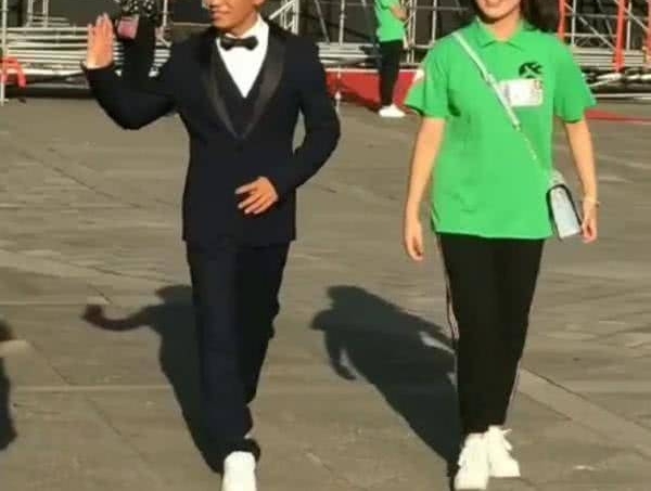 ����ǿ����ʩ���ֳ�������Ů��Ц�ݲ��ã�ȫ����ͬ��
