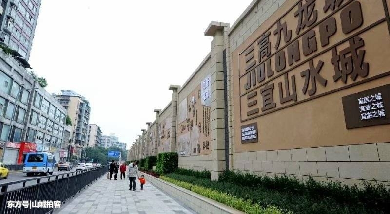 重庆街头现文化长廊 7米高、300米长十分壮观