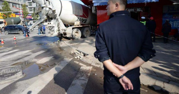 水泥罐车撞上公交后冲进路边商店 造成十余人受伤