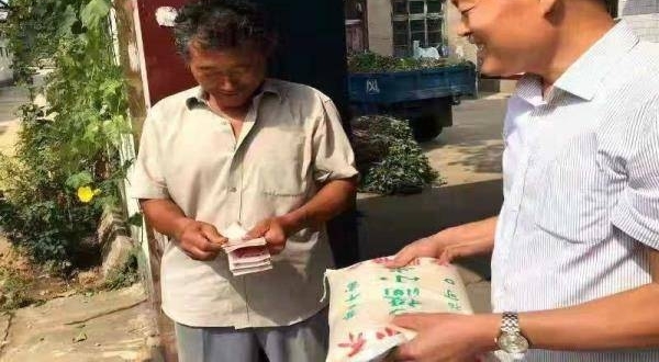 书记卖小米 扶贫为村民