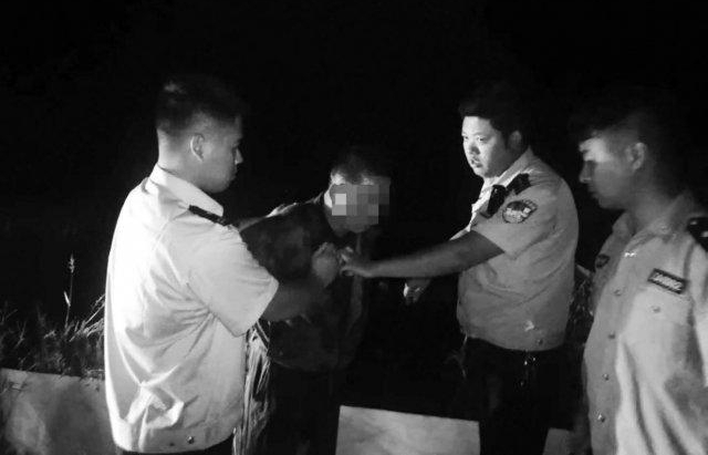 “别动,警察”!深夜凤阳民警跳入水塘抓获携带匕首的偷狗贼
