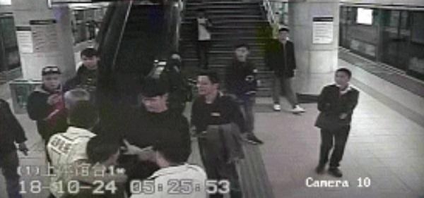 Á賿5µã¶àÄÐ×ÓµØÌúÕ¾ÄÚÇÀ½Ù ÖÚÈ˺ÏÁ¦ÇÜס¡°ÇÀ°üÔô¡±