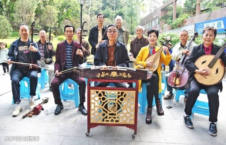 听花甲老人合奏天籁之音 25名居民自发组成的民乐队