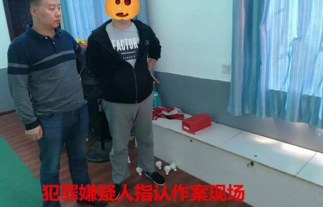 ��������͵�ֻ��� С����ͷž��ڿ������ſڱ�ץ