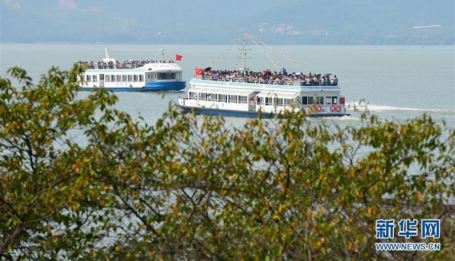 各地景区迎来客流高峰