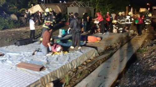 台湾铁路列车出轨事故已致17人死亡101人受伤