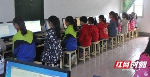 爱心企业捐赠电脑 圆乡村学子梦