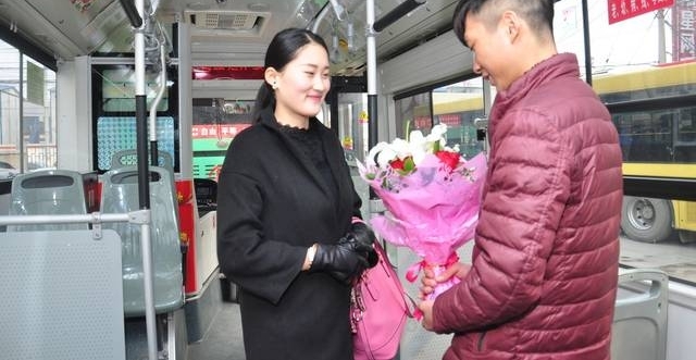 ����˾��С���Ӵ���Ů�˿ͣ�ȴ���ӡ�����һ��������Ե