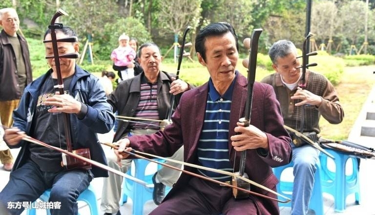 听花甲老人合奏天籁之音 25名居民自发组成的民乐队