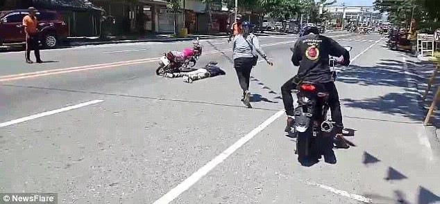 奇葩!男子假装出车祸,女友赶到现场崩溃大哭,下一秒他竟拿出戒指求婚