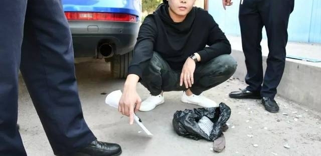 运城一男子在车里竟藏枪支和管制刀具,被警察当场抓获!