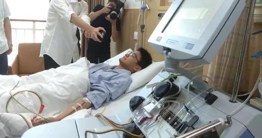 普陀小伙在1成人仪式上做的这个决定 感动了香港