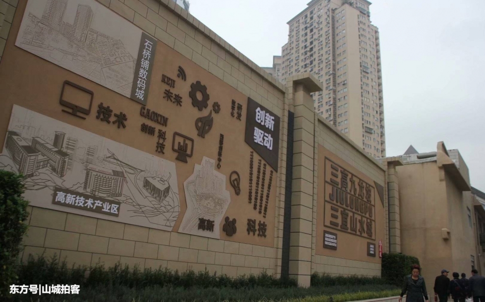 重庆街头现文化长廊 7米高、300米长十分壮观