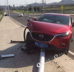 溧阳一汽车突然撞断路边电线杆,司机逃离现场