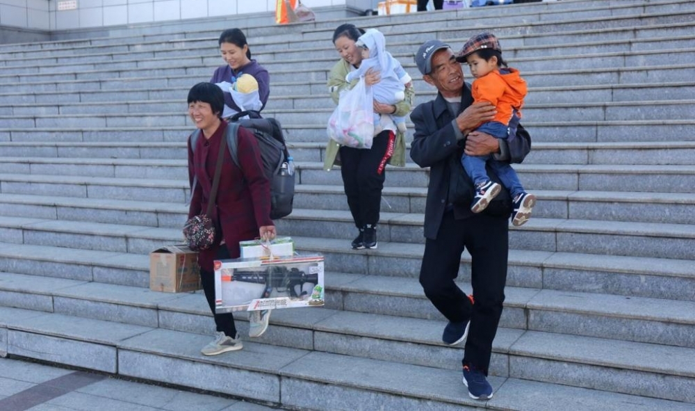 老两口跨千里 为她背来“家乡的整个秋天”