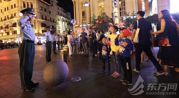 上海武警用身体组成“人墙” 保障车辆人流有序通行